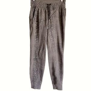 Lululemon Warm Down Jogger *7/8 Length
Thread Dye Rover Black size 4